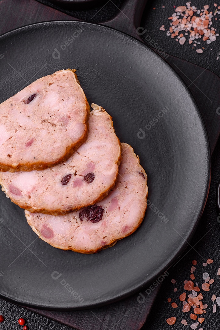 Bolo de carne defumado ou salsicha com sal, especiarias e ervas sobre um fundo escuro de concreto