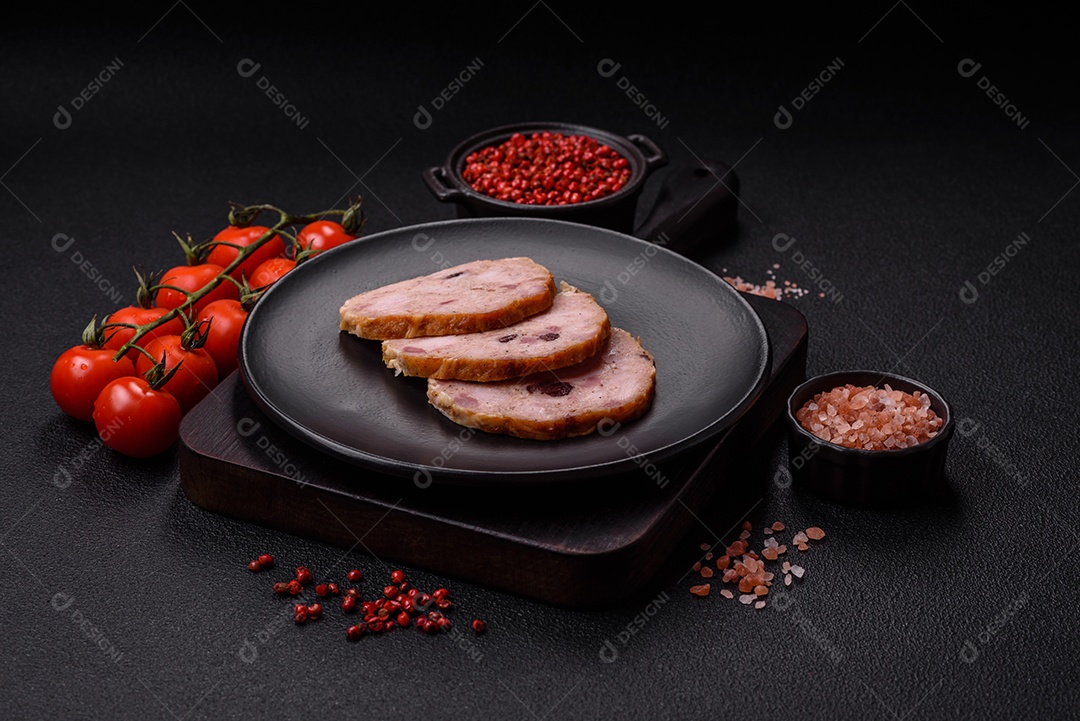 Bolo de carne defumado ou salsicha com sal, especiarias e ervas sobre um fundo escuro de concreto