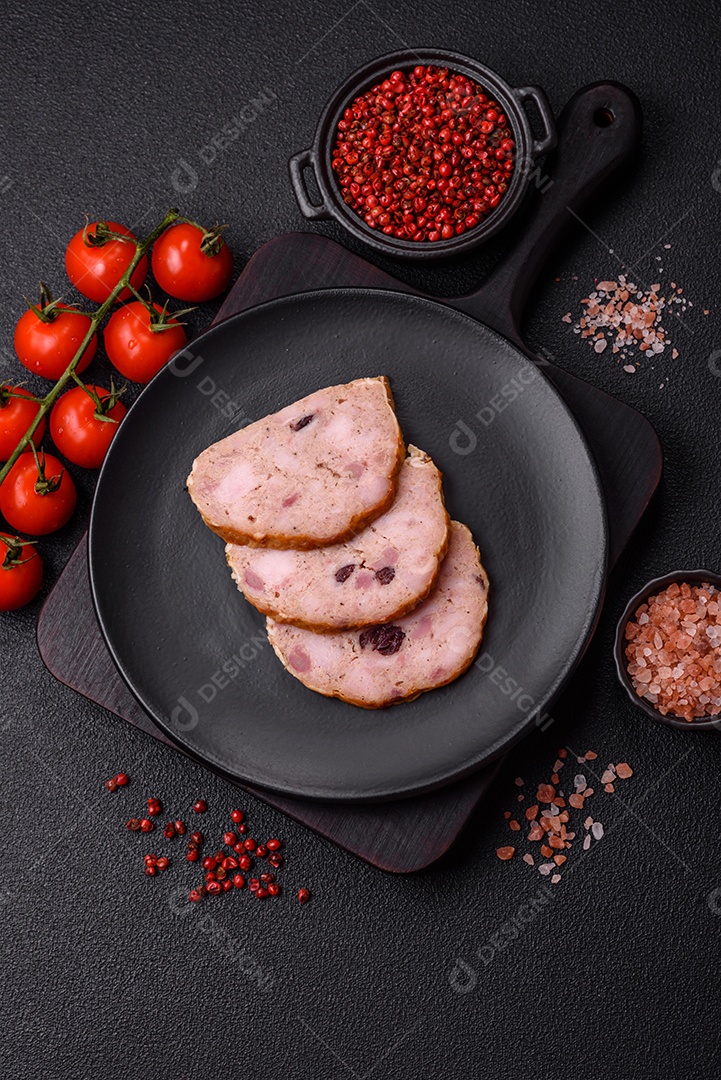 Bolo de carne defumado ou salsicha com sal, especiarias e ervas sobre um fundo escuro de concreto