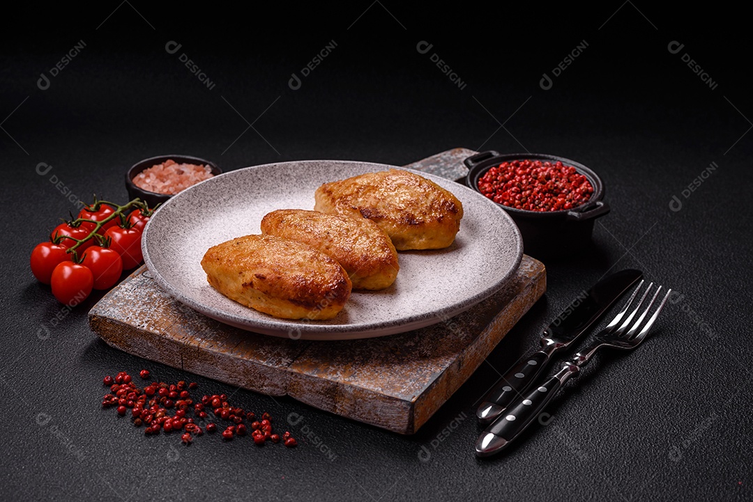 Delicioso arroz cozido com legumes cenouras, ervilhas e pimentões com sal e especiarias sobre um fundo escuro de concreto