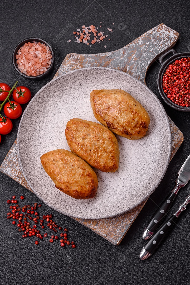 Delicioso prato de udon asiático com legumes, carne, sal e especiarias numa placa cerâmica sobre um fundo escuro de concreto