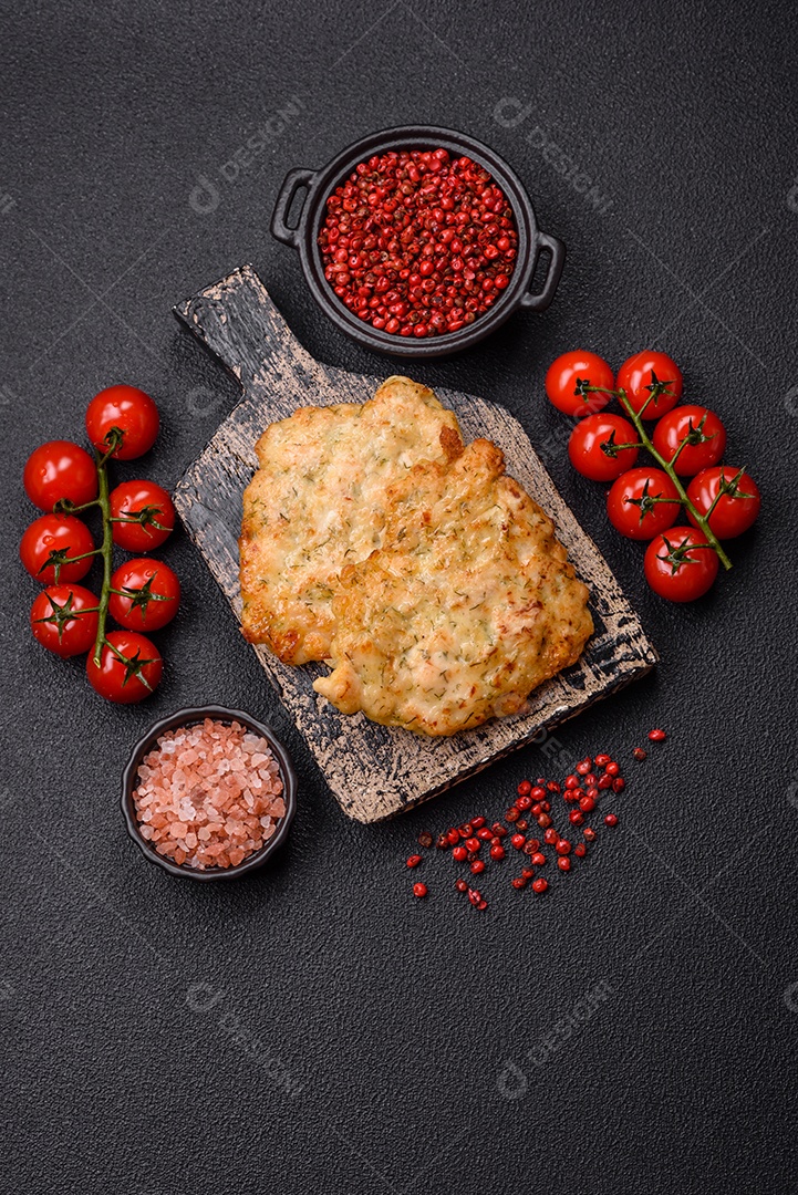 Deliciosas costeletas de porco ou frango fritas à milanesa com sal e especiarias sobre um fundo escuro de concreto