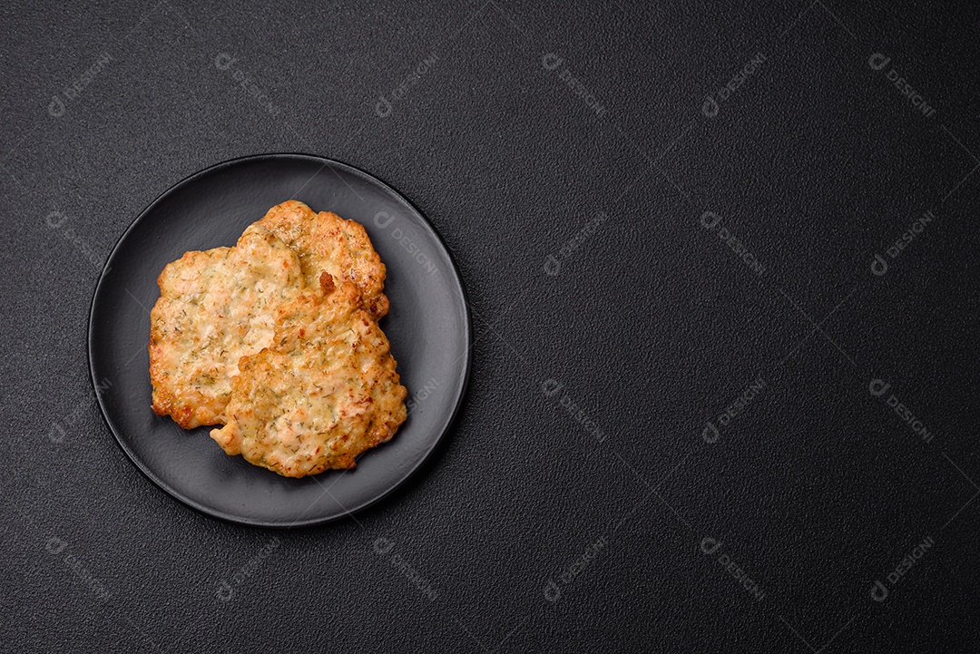 Deliciosas costeletas de porco ou frango fritas à milanesa com sal e especiarias sobre um fundo escuro de concreto