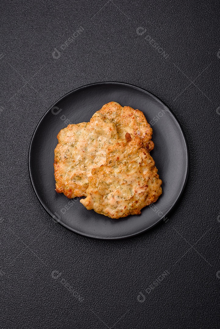 Deliciosas costeletas de porco ou frango fritas à milanesa com sal e especiarias sobre um fundo escuro de concreto