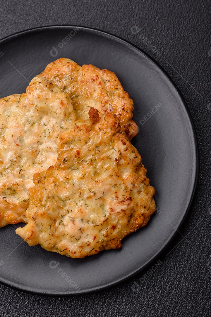 Deliciosas costeletas de porco ou frango fritas à milanesa com sal e especiarias sobre um fundo escuro de concreto