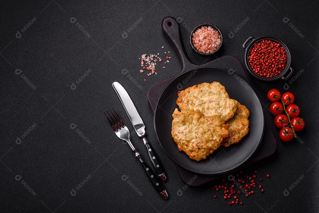 Deliciosas costeletas de porco ou frango fritas à milanesa com sal e especiarias sobre um fundo escuro de concreto