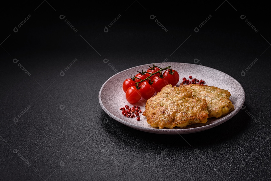 Deliciosas costeletas de porco ou frango fritas à milanesa com sal e especiarias sobre um fundo escuro de concreto