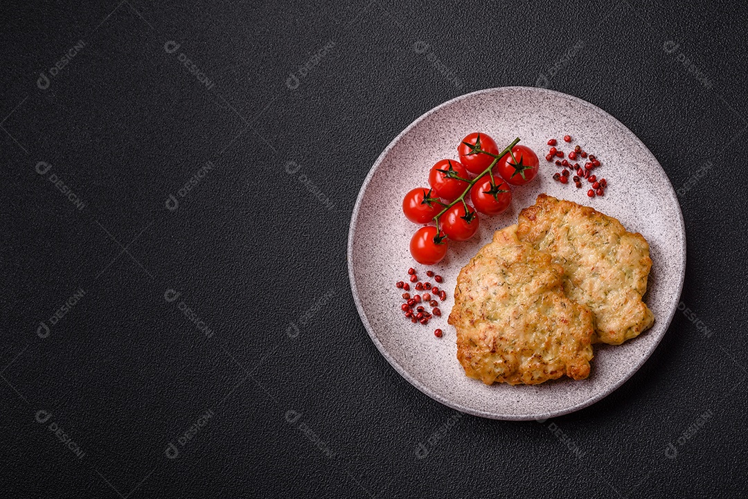 Deliciosas costeletas de porco ou frango fritas à milanesa com sal e especiarias sobre um fundo escuro de concreto