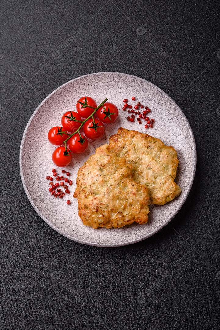 Deliciosas costeletas de porco ou frango fritas à milanesa com sal e especiarias sobre um fundo escuro de concreto