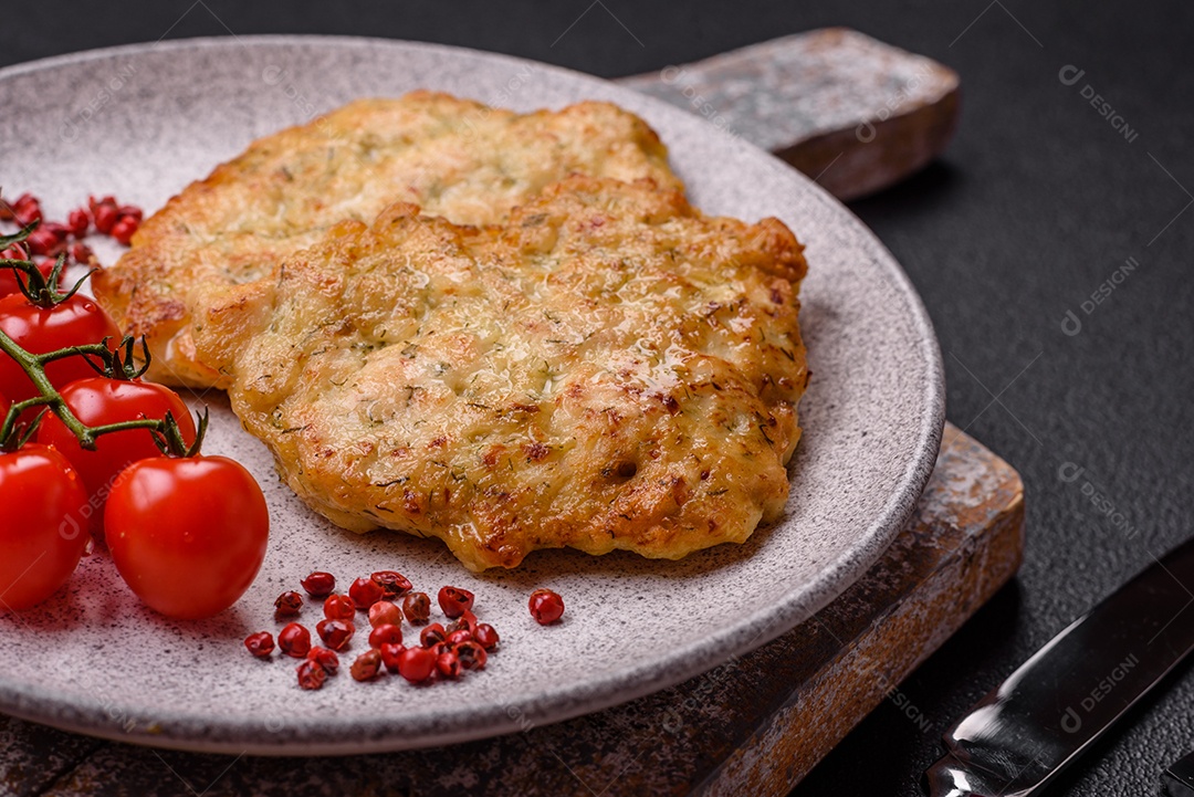 Deliciosas costeletas de porco ou frango fritas à milanesa com sal e especiarias sobre um fundo escuro de concreto