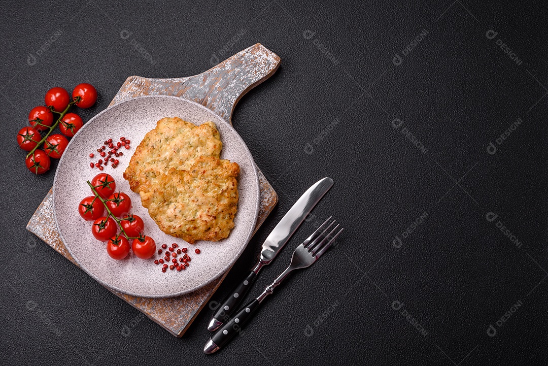 Delicioso arroz cozido com legumes ou risoto com cenoura, ervilha e milho com sal e especiarias