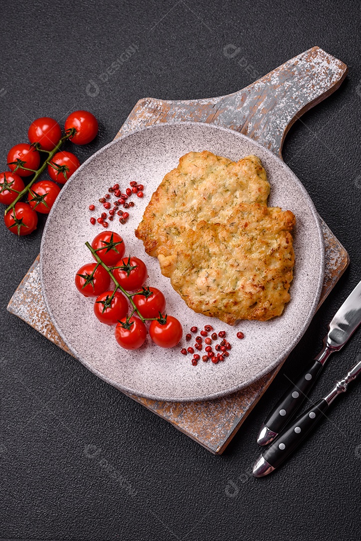 Deliciosas costeletas de porco ou frango fritas à milanesa com sal e especiarias sobre um fundo escuro de concreto