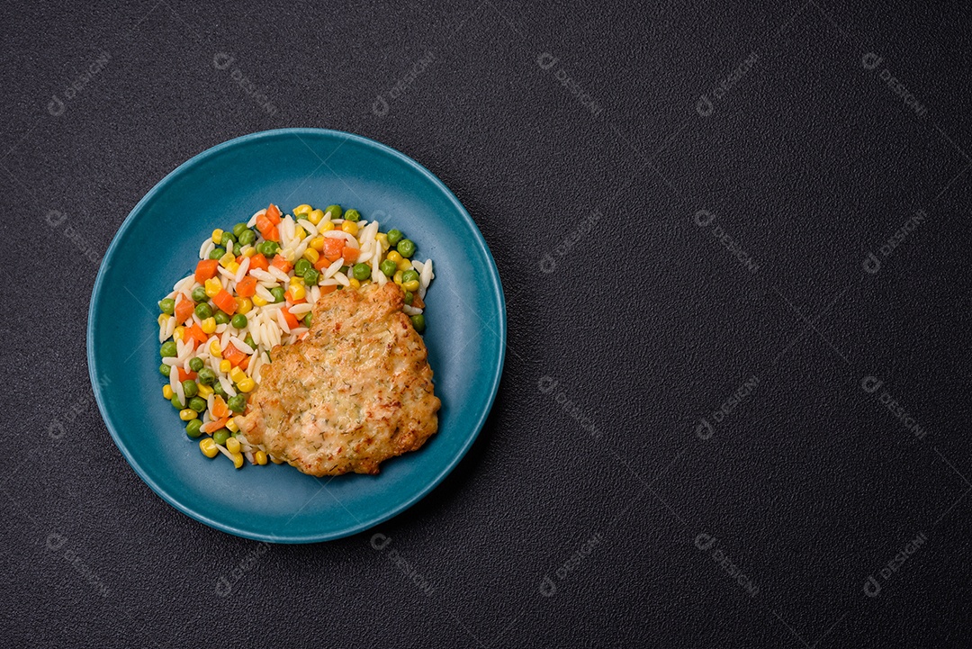 Delicioso arroz cozido com legumes ou risoto com cenoura, ervilha e milho com sal e especiarias