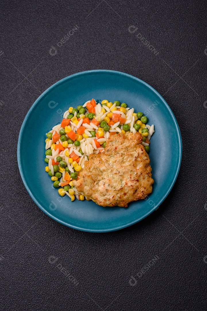 Delicioso arroz cozido com legumes ou risoto com cenoura, ervilha e milho com sal e especiarias