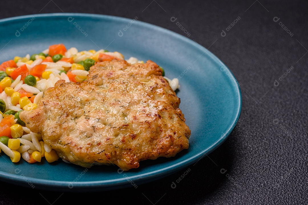 Delicioso arroz cozido com legumes ou risoto com cenoura, ervilha e milho com sal e especiarias