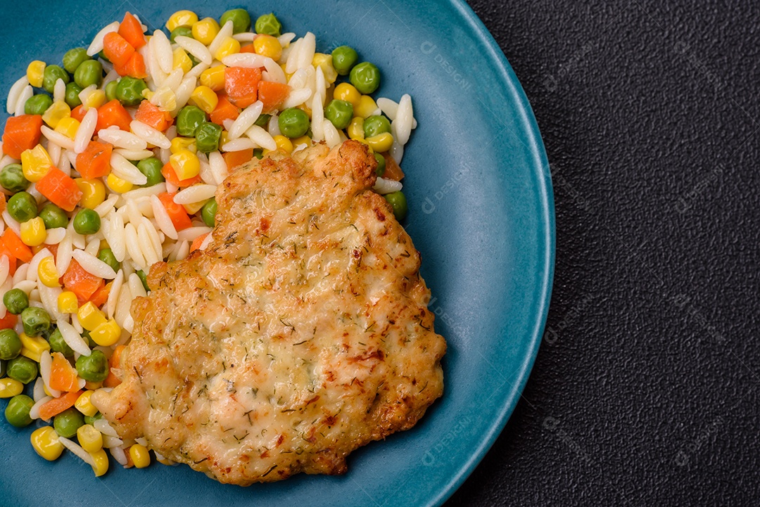 Delicioso arroz cozido com legumes ou risoto com cenoura, ervilha e milho com sal e especiarias