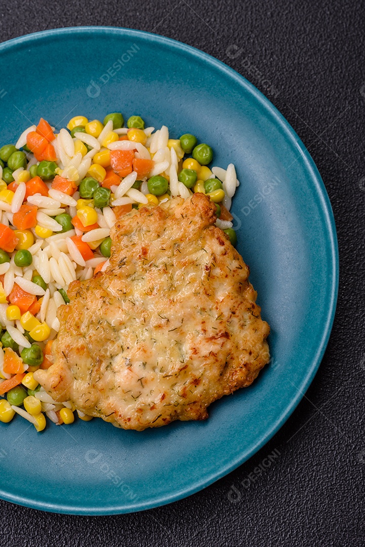 Delicioso arroz cozido com legumes ou risoto com cenoura, ervilha e milho com sal e especiarias