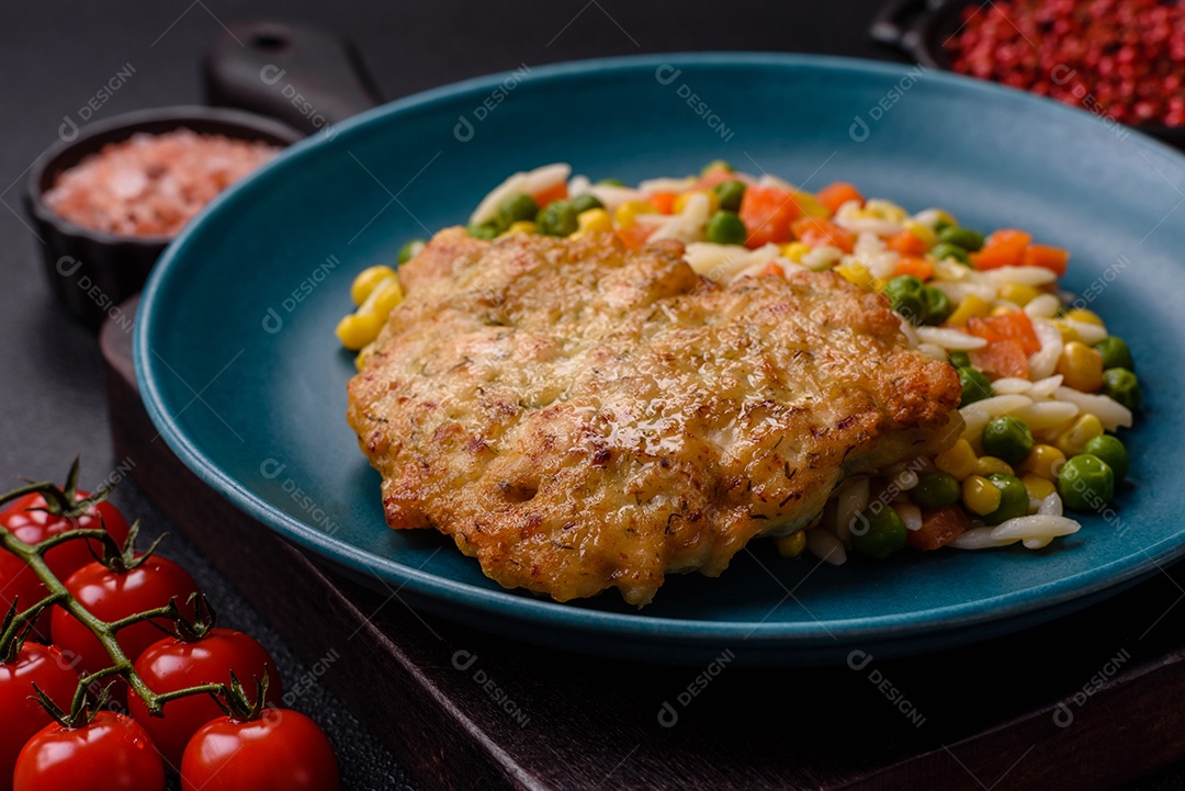 Delicioso arroz cozido com legumes ou risoto com cenoura, ervilha e milho com sal e especiarias