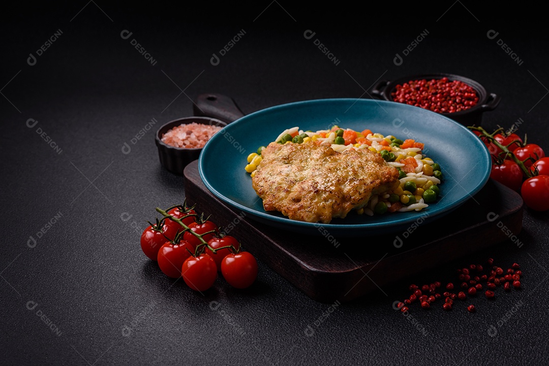 Delicioso arroz cozido com legumes ou risoto com cenoura, ervilha e milho com sal e especiaria