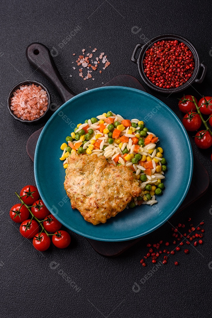 Delicioso arroz cozido com legumes ou risoto com cenoura, ervilha e milho com sal e especiarias