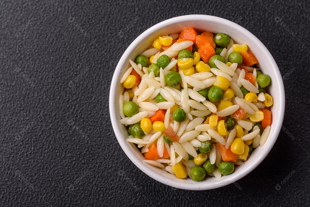 Delicioso arroz cozido com legumes ou risoto com cenoura, ervilha e milho com sal e especiarias