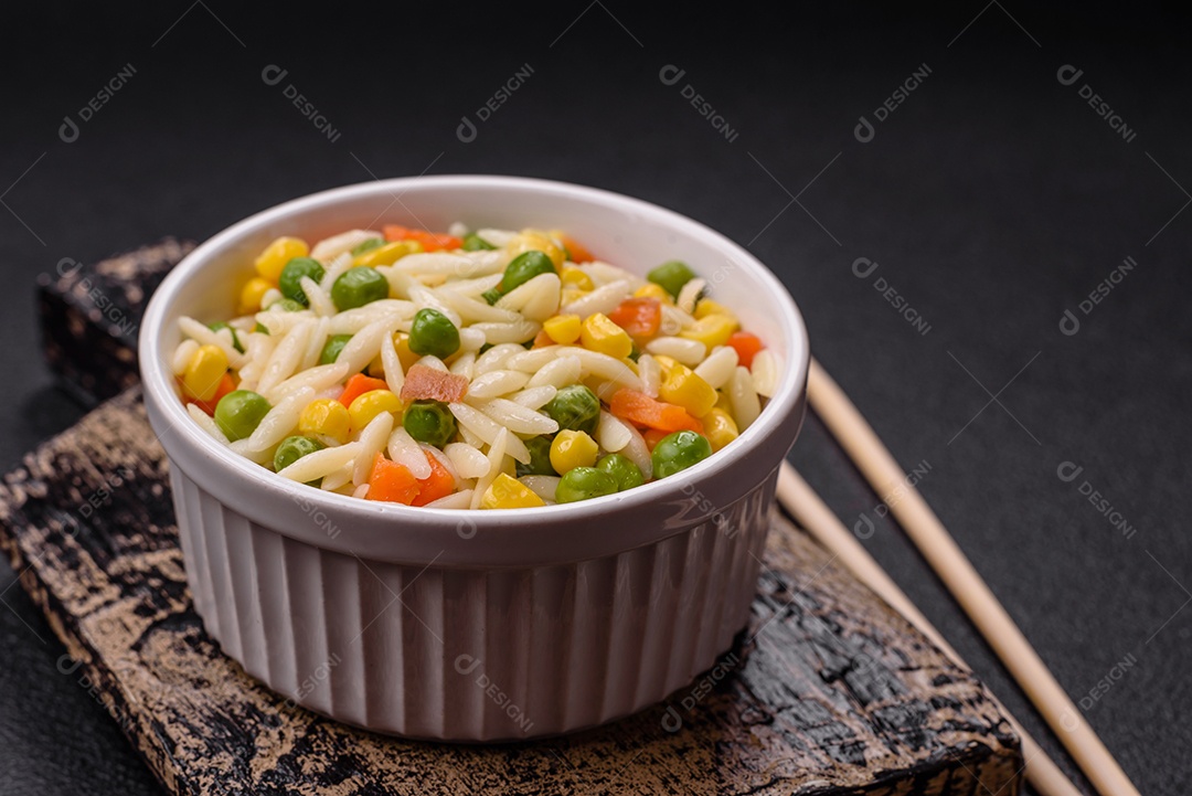 Delicioso arroz cozido com legumes ou risoto com cenoura, ervilha e milho com sal e especiarias