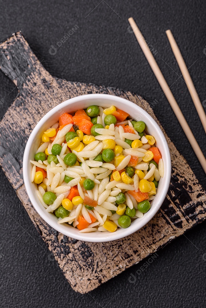 Delicioso arroz cozido com legumes ou risoto com cenoura, ervilha e milho com sal e especiarias