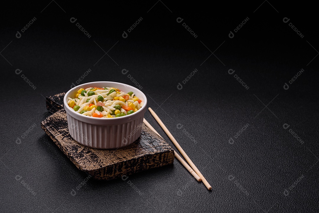 Delicioso arroz cozido com legumes ou risoto com cenoura, ervilha e milho com sal e especiarias