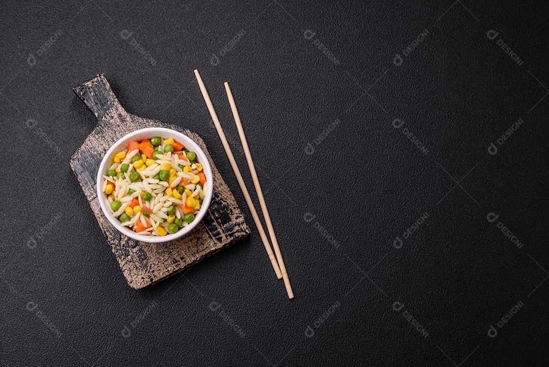 Delicioso arroz cozido com legumes ou risoto com cenoura, ervilha e milho com sal e especiarias