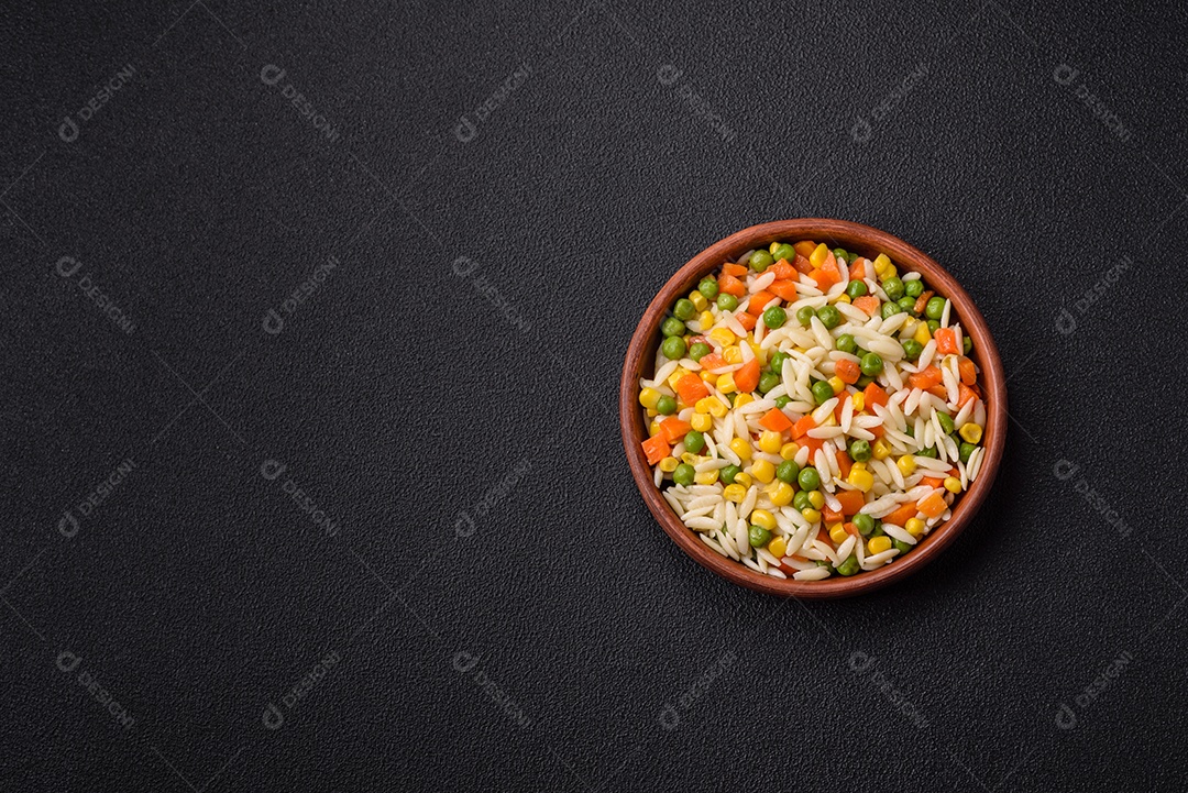 Delicioso arroz cozido com legumes ou risoto com cenoura, ervilha e milho com sal e especiarias