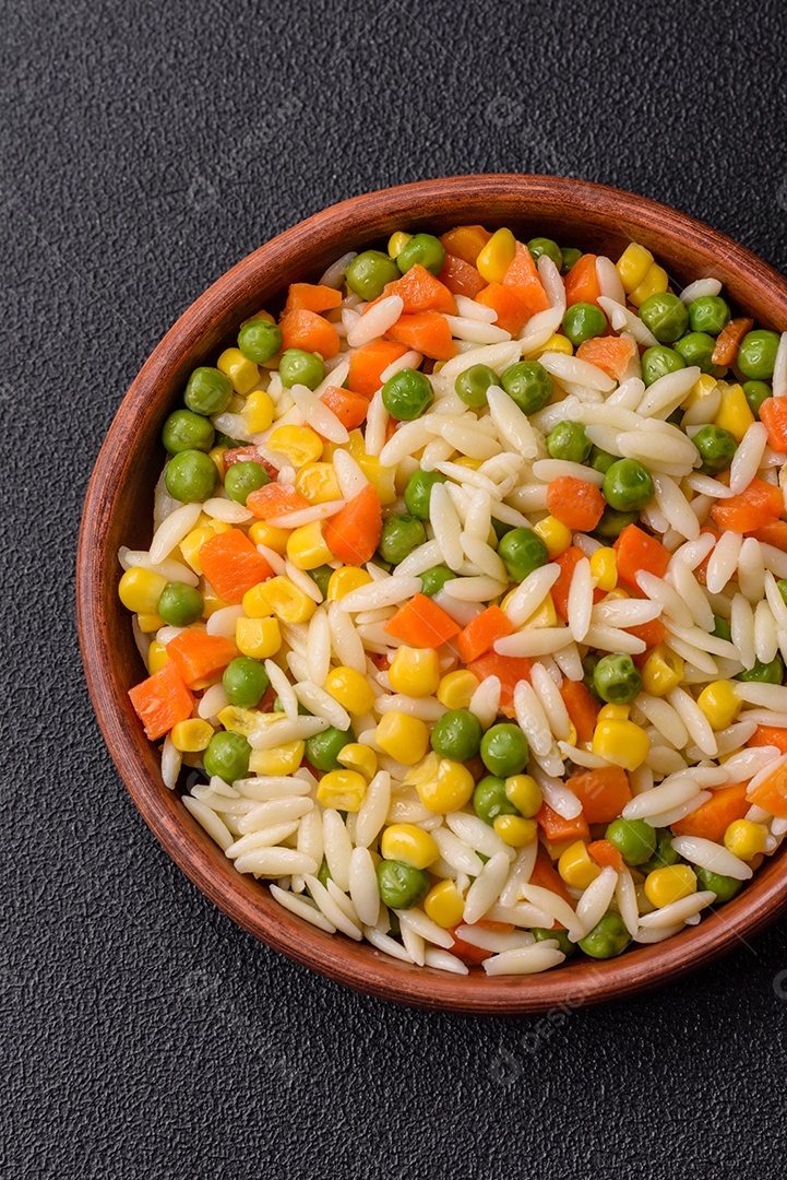 Delicioso arroz cozido com legumes ou risoto com cenoura, ervilha e milho com sal e especiarias