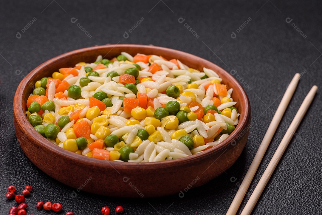 Delicioso arroz cozido com legumes ou risoto com cenoura, ervilha e milho com sal e especiarias