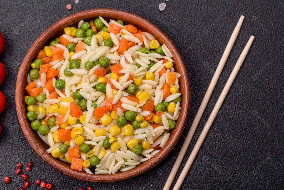 Delicioso arroz cozido com legumes ou risoto com cenoura, ervilha e milho com sal e especiarias