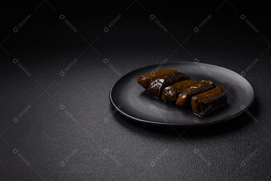 Delicioso dolma em forma de arroz e carne embrulhado em folhas de uva ou substituto de carne com sal e temperos