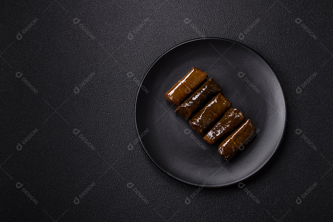 Delicioso dolma em forma de arroz e carne embrulhado em folhas de uva ou substituto de carne com sal e temperos