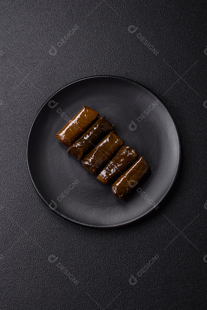 Delicioso dolma em forma de arroz e carne embrulhado em folhas de uva ou substituto de carne com sal e temperos