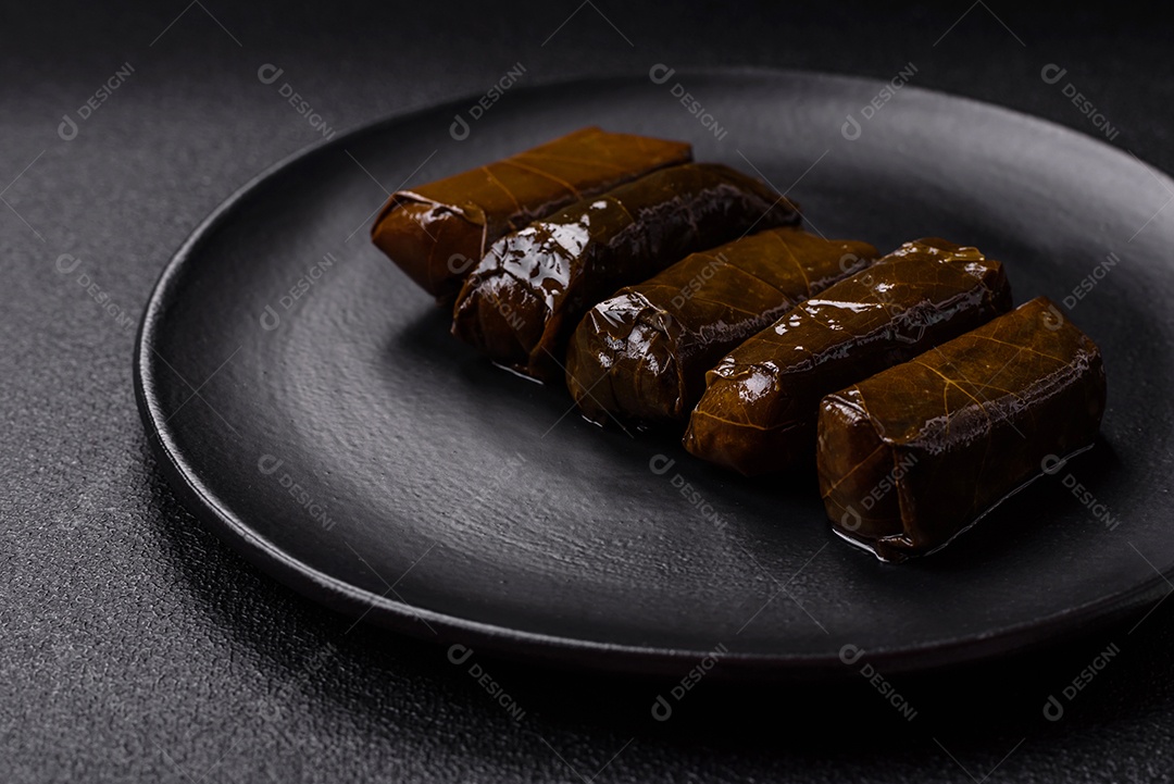 Delicioso dolma em forma de arroz e carne embrulhado em folhas de uva ou substituto de carne com sal e temperos