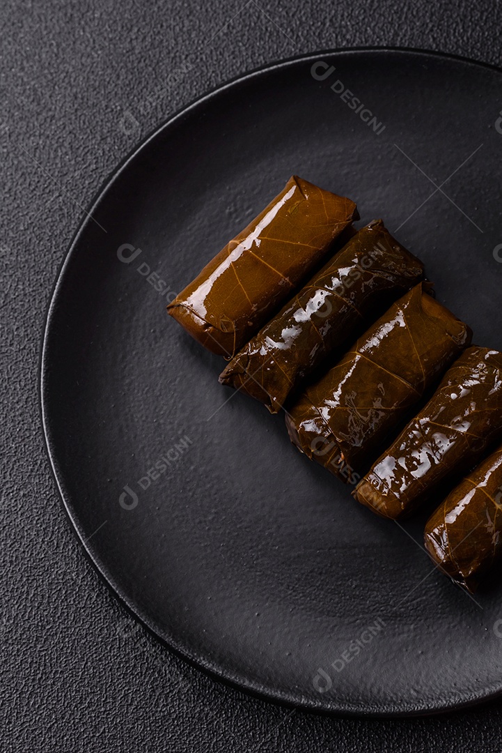 Delicioso dolma em forma de arroz e carne embrulhado em folhas de uva ou substituto de carne com sal e temperos