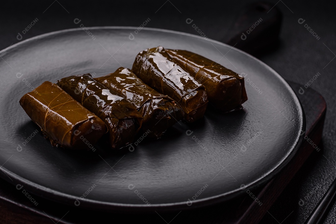 Delicioso dolma em forma de arroz e carne embrulhado em folhas de uva ou substituto de carne com sal e temperos