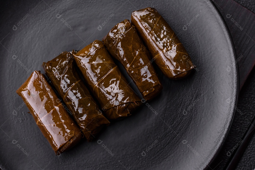 Delicioso dolma em forma de arroz e carne embrulhado em folhas de uva ou substituto de carne com sal e temperos