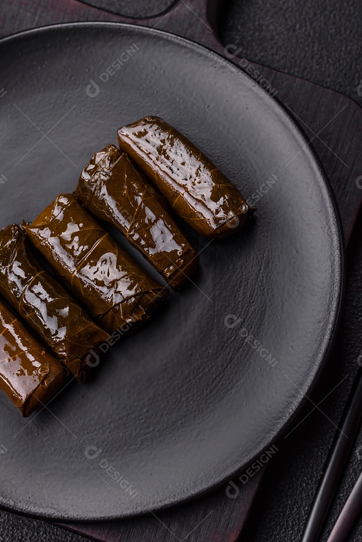 Delicioso dolma em forma de arroz e carne embrulhado em folhas de uva ou substituto de carne com sal e temperos