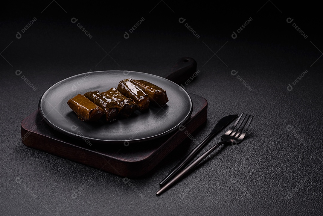 Delicioso dolma em forma de arroz e carne embrulhado em folhas de uva ou substituto de carne com sal e temperos