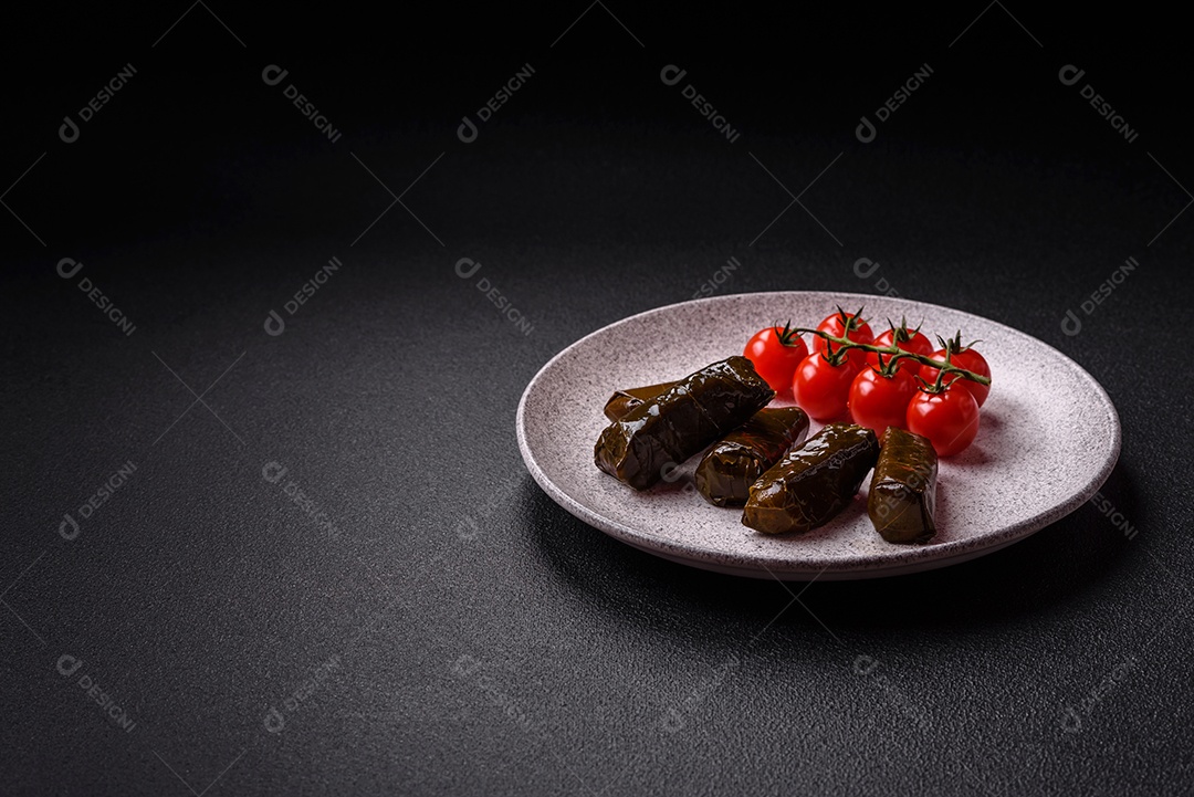 Delicioso dolma em forma de arroz e carne embrulhado em folhas de uva ou substituto de carne com sal e temperos