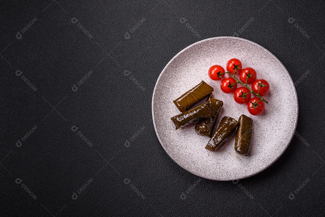 Delicioso dolma em forma de arroz e carne embrulhado em folhas de uva ou substituto de carne com sal e temperos