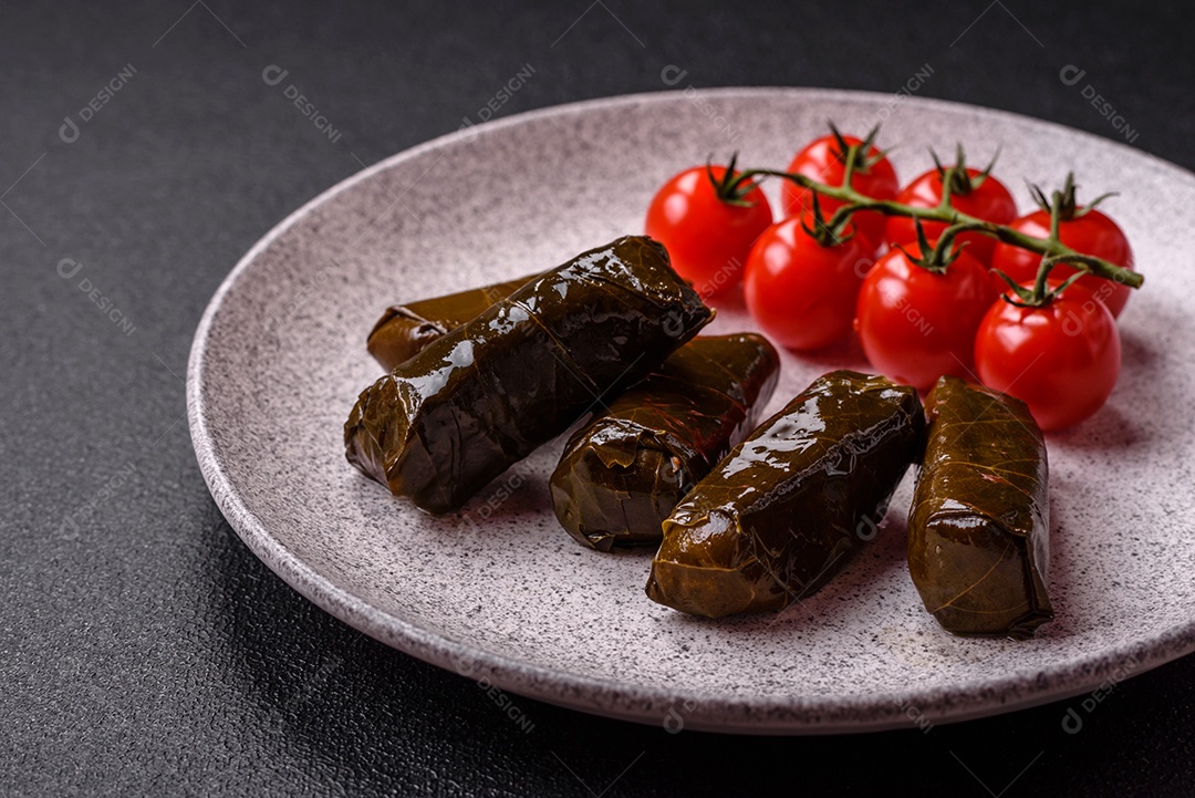 Delicioso dolma em forma de arroz e carne embrulhado em folhas de uva ou substituto de carne com sal e temperos