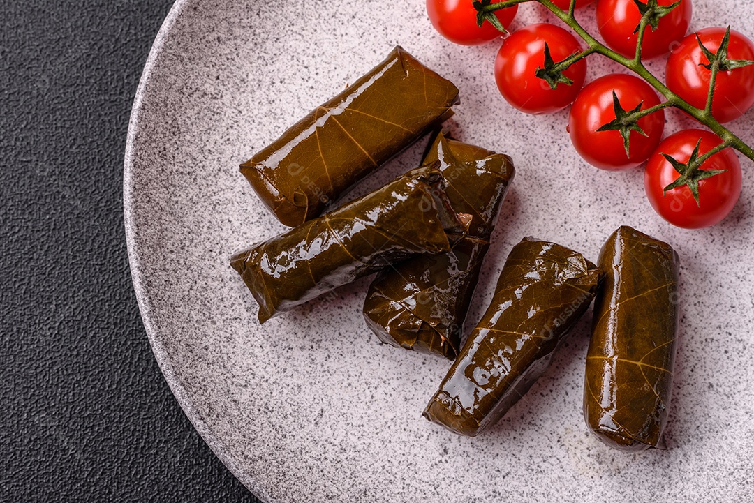 Delicioso dolma em forma de arroz e carne embrulhado em folhas de uva ou substituto de carne com sal e tempero