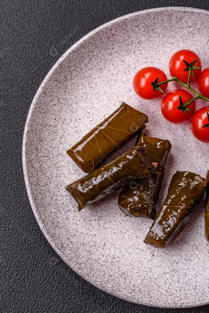 Delicioso dolma em forma de arroz e carne embrulhado em folhas de uva ou substituto de carne com sal e temperos