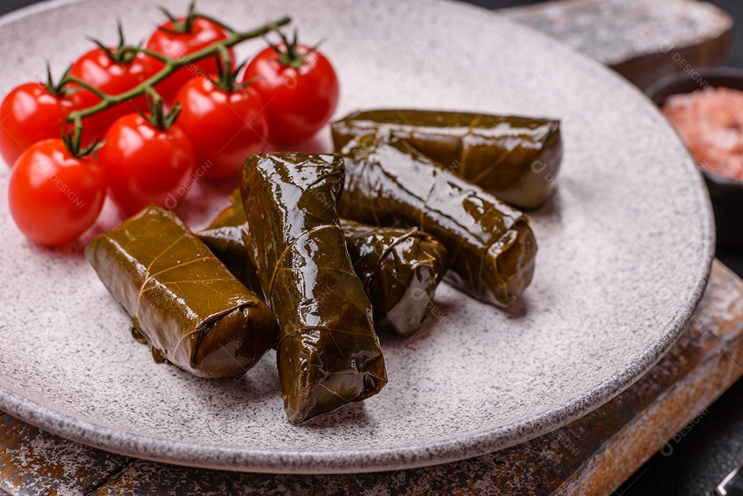 Delicioso dolma em forma de arroz e carne embrulhado em folhas de uva ou substituto de carne com sal e temperos
