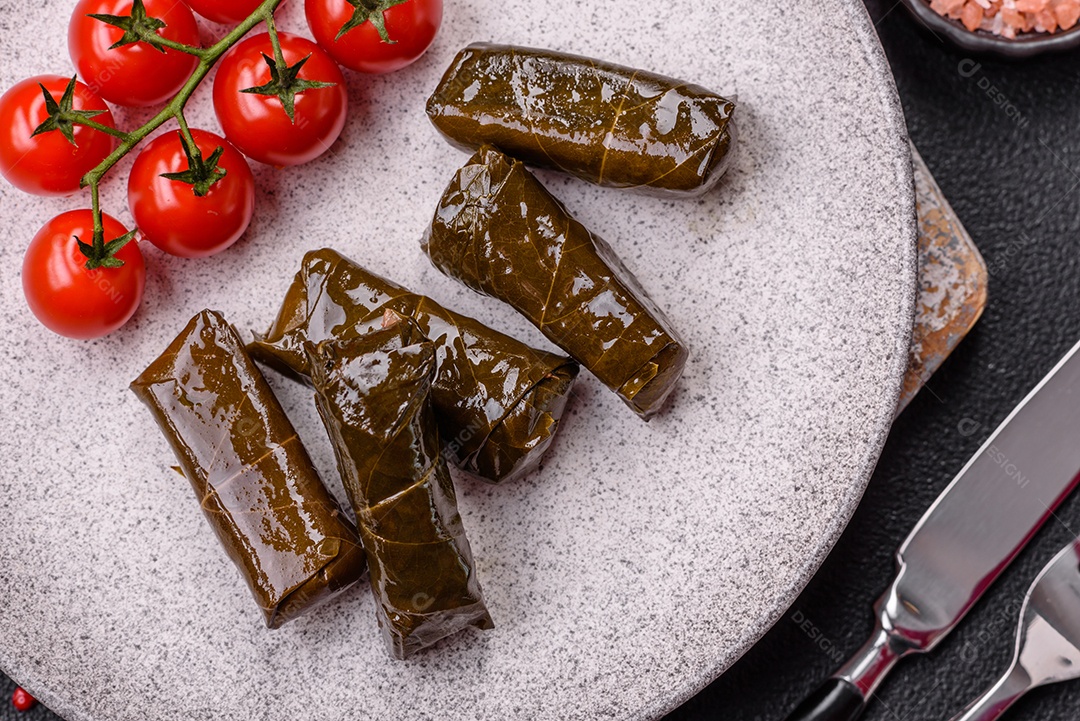 Delicioso dolma em forma de arroz e carne embrulhado em folhas de uva ou substituto de carne com sal e temperos