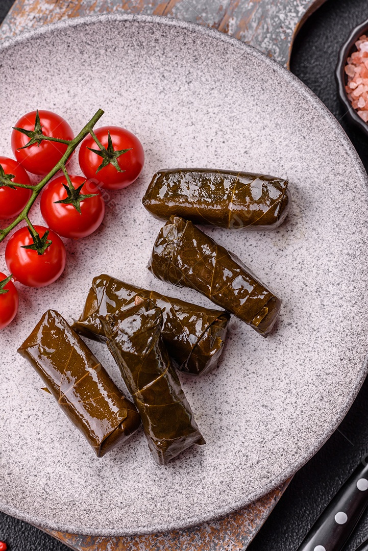 Delicioso dolma em forma de arroz e carne embrulhado em folhas de uva ou substituto de carne com sal e temperos